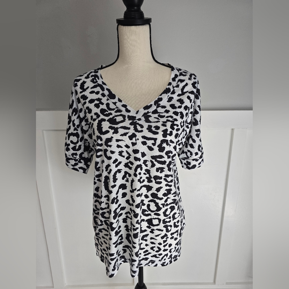 Black & White Leopard V-Neck Women's Top Sz M